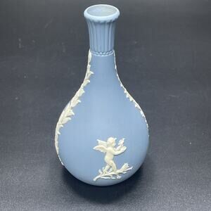 Vtg 70s Wedgwood Jasperware Blue Cupid/Cherubs Bud Vase Handcrafted England 5.5”